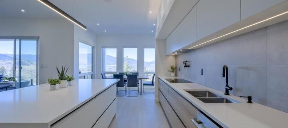 4 bedrooms House in British Columbia, Canada No. 240 5