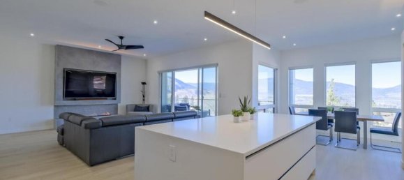 4 bedrooms House in British Columbia, Canada No. 240 6