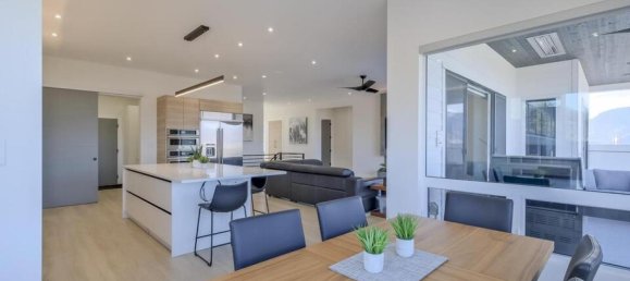 4 bedrooms House in British Columbia, Canada No. 240 11