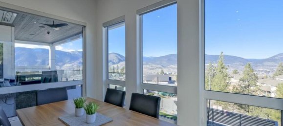 4 bedrooms House in British Columbia, Canada No. 240 10