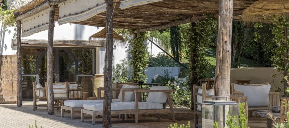 6 bedrooms Villa in Mougins, France No. 1553 2