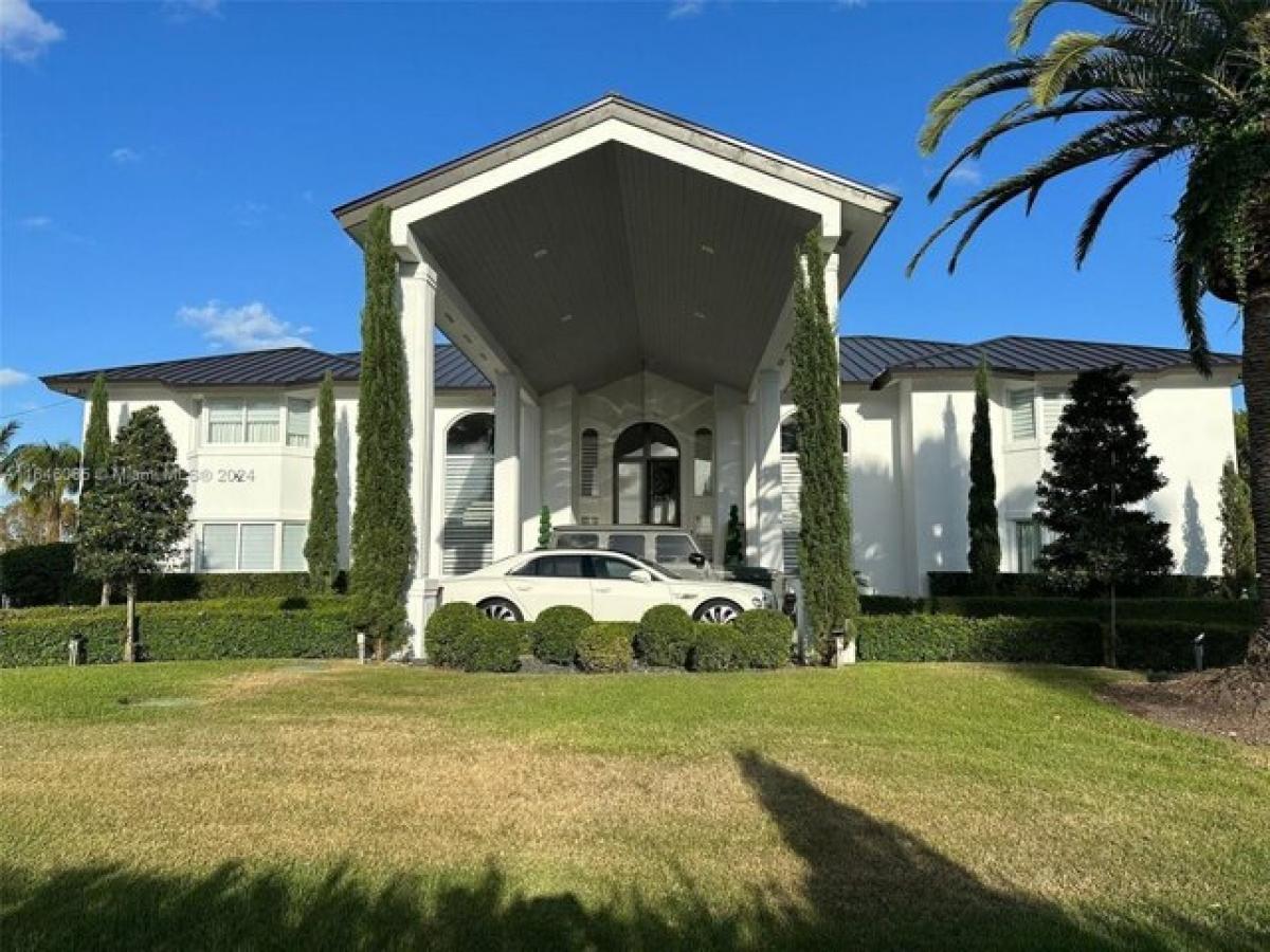 Дом с 7 спальнями в Майами, США № 352495