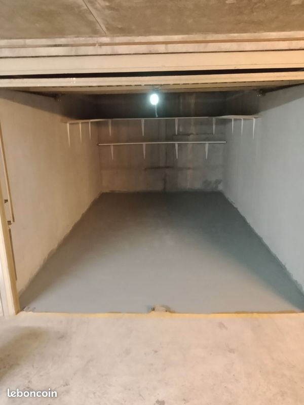  Garage in Deauville, France No. 328299