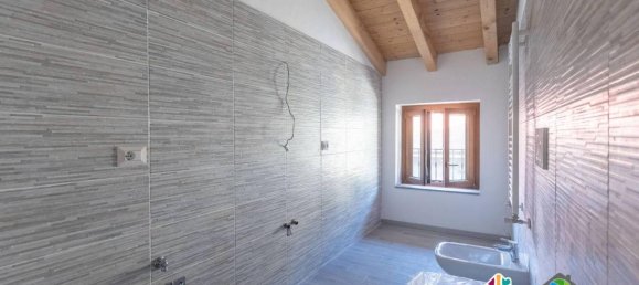 3-salle Duplex à Cermenate, Italy No. 30656 10