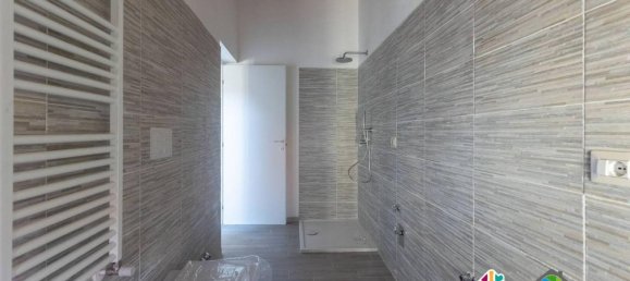 3-salle Duplex à Cermenate, Italy No. 30656 11