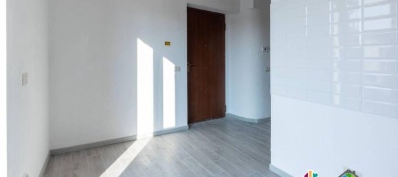 3-salle Duplex à Cermenate, Italy No. 30656 5