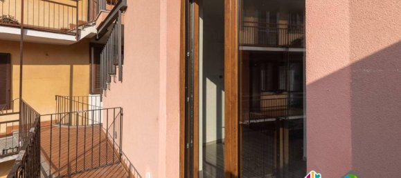 3-salle Duplex à Cermenate, Italy No. 30656 2