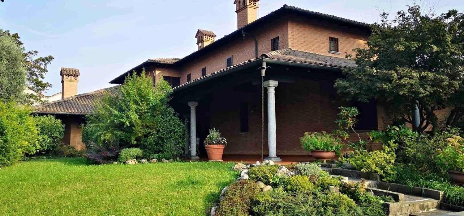 12-Zimmer Villa in Muggiò, Italy, Nr. 5348