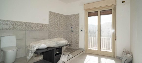 5-salle Appartement à Aci Catena, Italy No. 33354 8