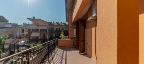 3-salle Appartement à Mentana, Italy No. 16923 2