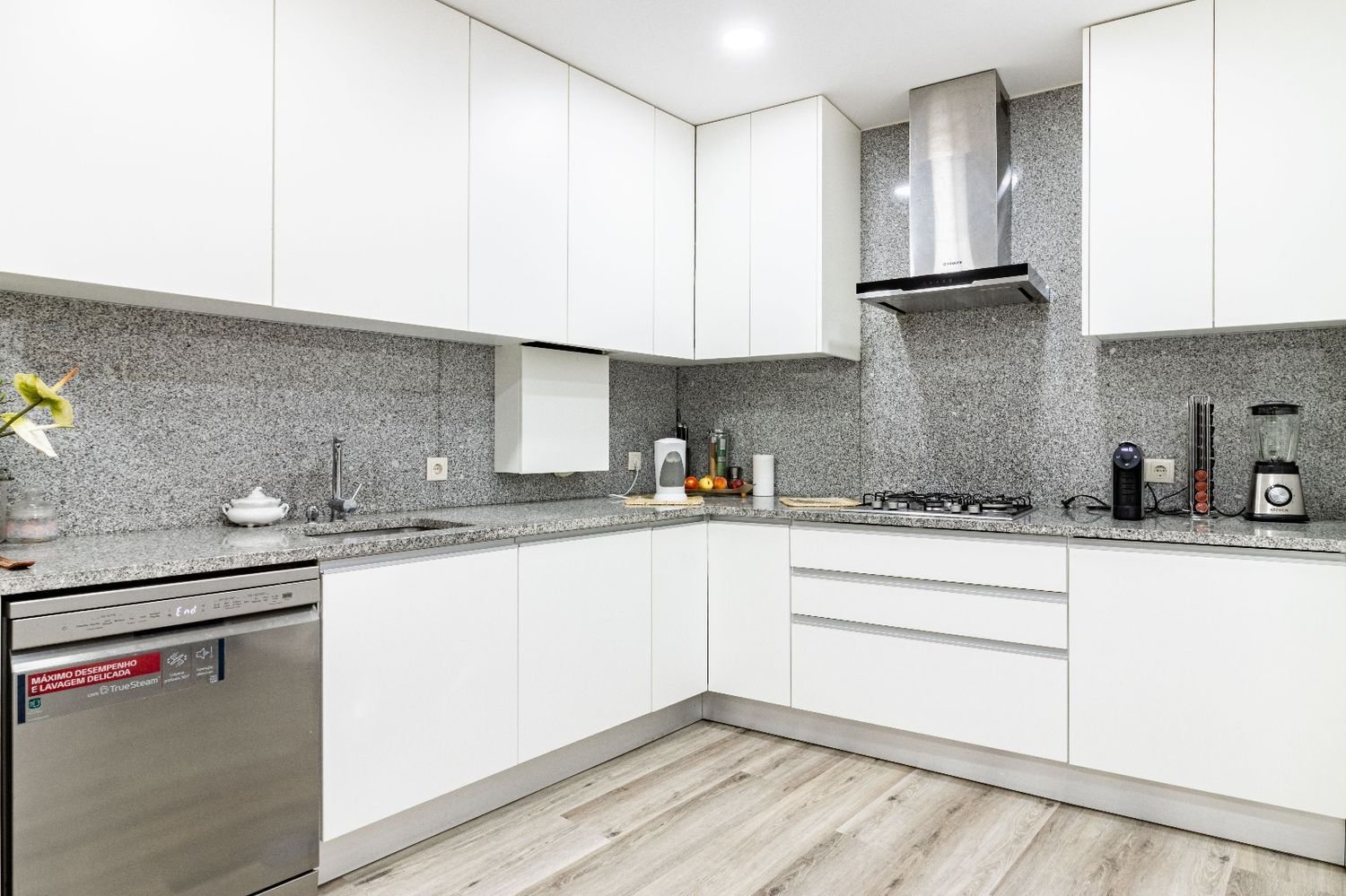 Квартира с 3 спальнями в Сан Жуан да Мадейра, Португалия № 235712