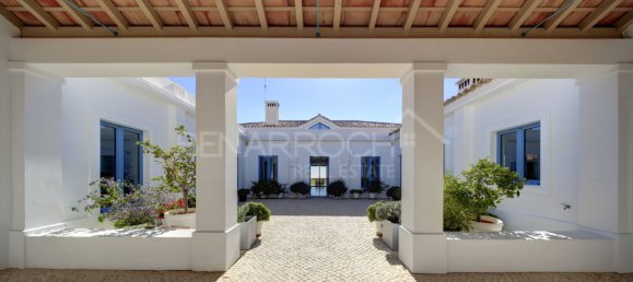 5 bedrooms Villa in Malaga, Spain No. 121292 3