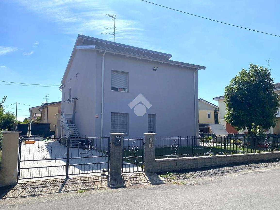 Casa de 3 dormitorios en Mirandola, Italy No. 323378