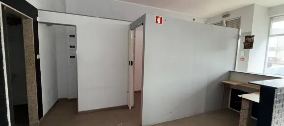 52m² Commercial property in Rio Tinto, Portugal No. 64679 9