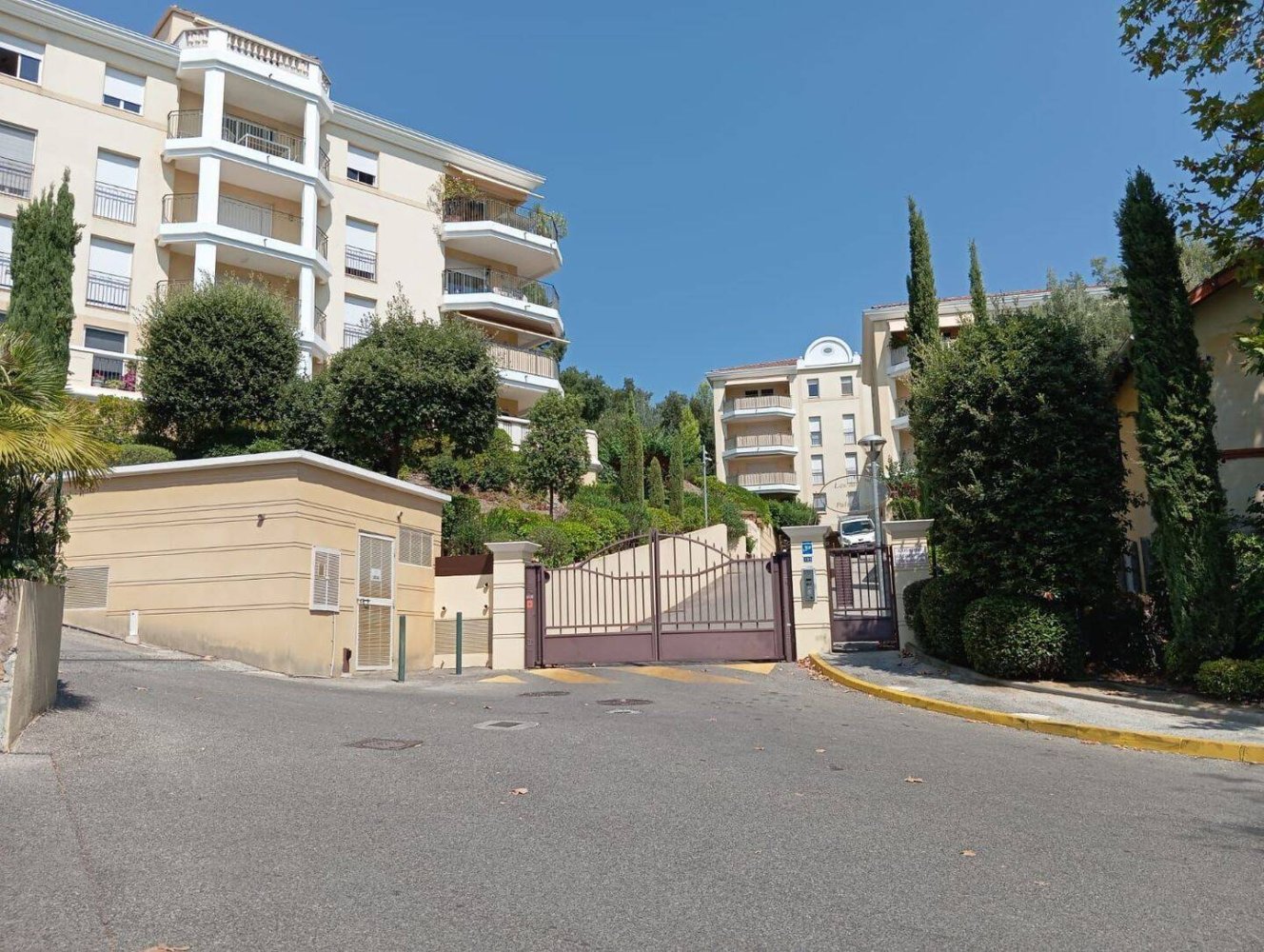 2 bedrooms Apartment in Hyeres, France No. 326581