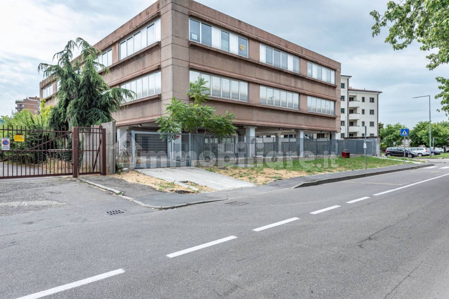 5 rooms Office in Trezzano sul Naviglio, Italy No. 13204