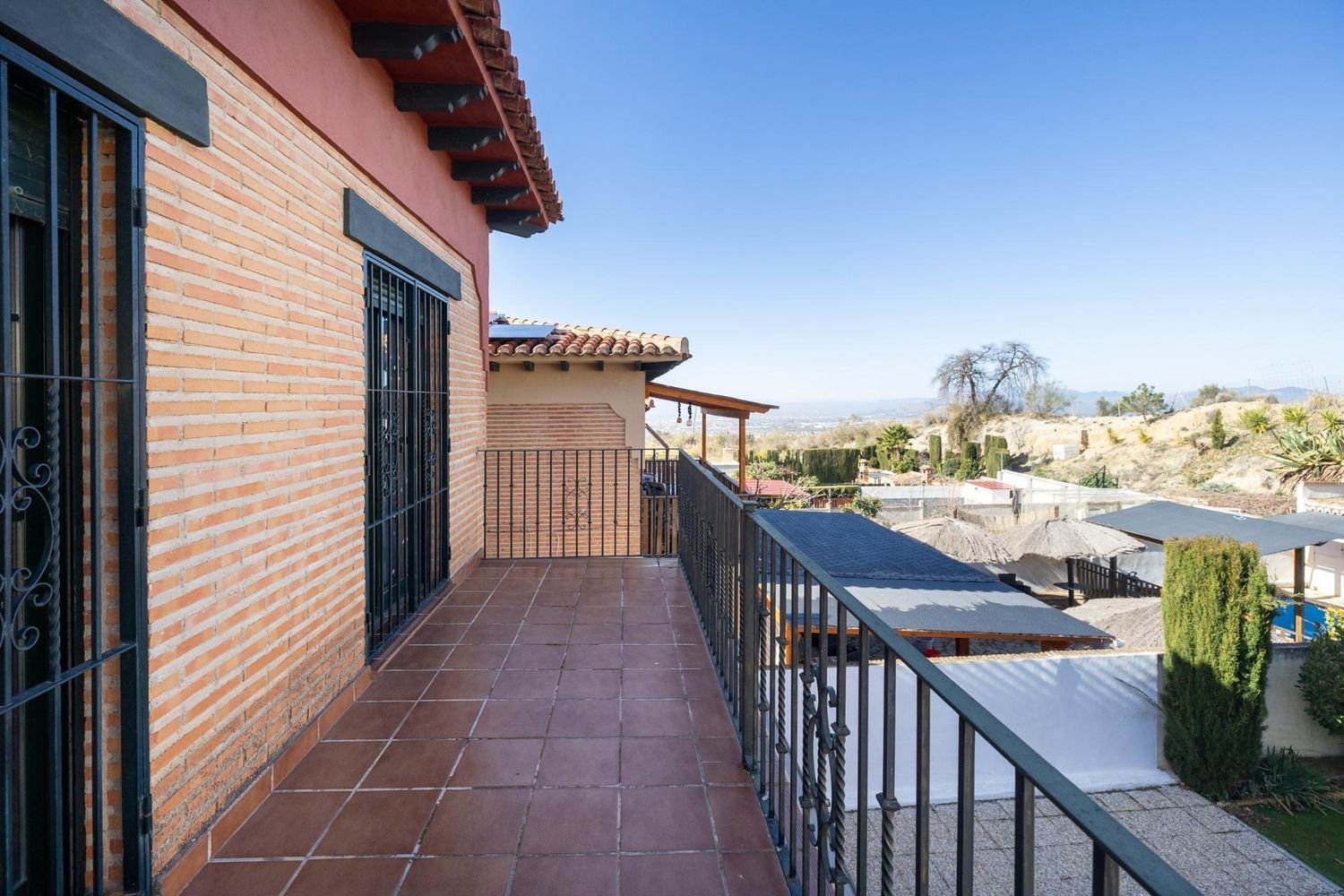 Casa de 4 dormitorios en Jun, Spain No. 94778