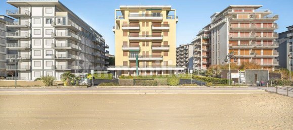 3 Schlafzimmer Penthouse in Jesolo, Italy, Nr. 324252 4