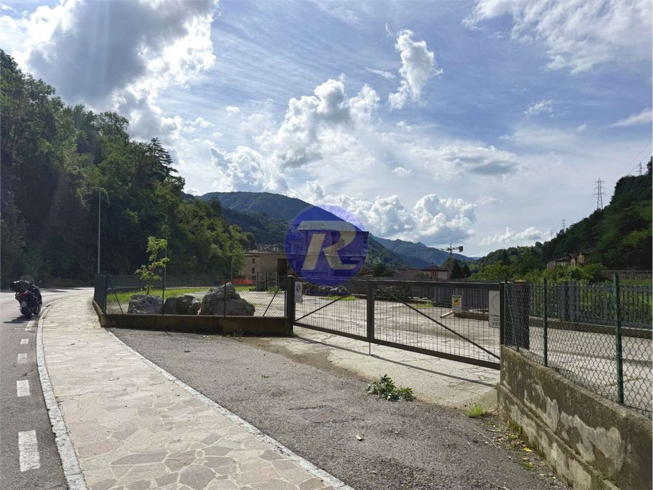 Propriété commerciale à San Giovanni Bianco, Italy 1390m² No. 359068