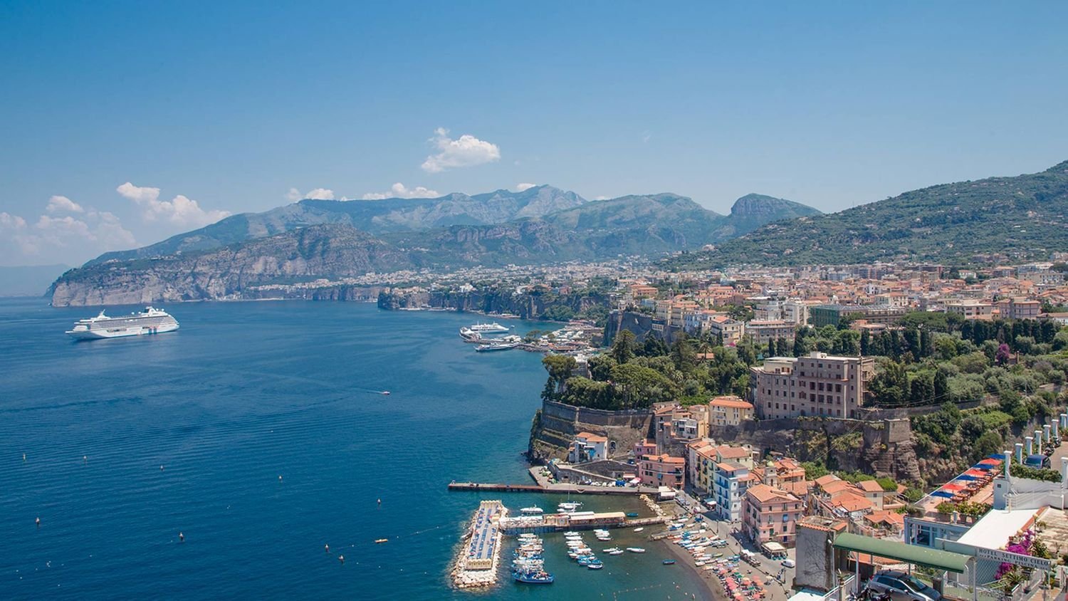 6 rooms House in Sorrento, Italy No. 10528