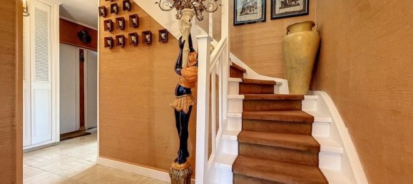 5 bedrooms House in Lens, France No. 153331 4