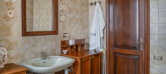 13 rooms Villa in Carrara, Italy No. 51372 16