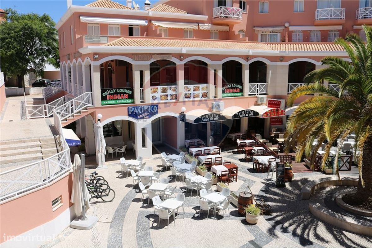 102m² Commercial property in Quarteira, Portugal No. 68014