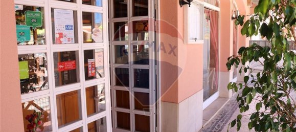 102m² Commercial property in Quarteira, Portugal No. 68014 11