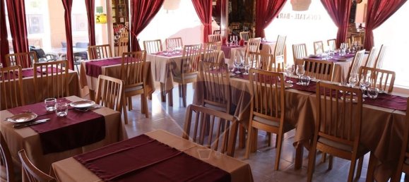 102m² Commercial property in Quarteira, Portugal No. 68014 9