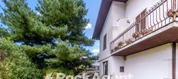 Квартира с 3 спальнями в Аквапенденте, Италия № 262760 4