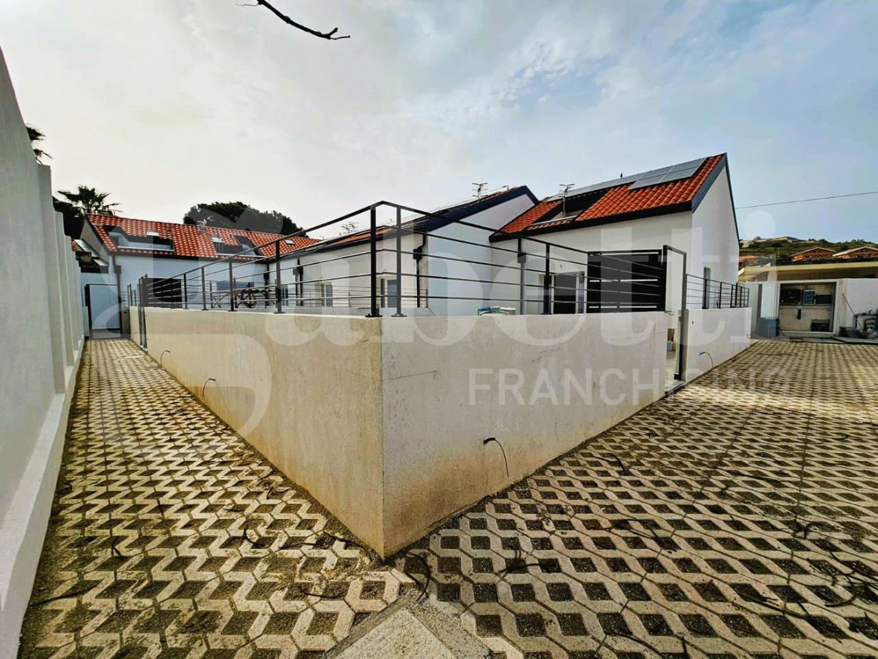 4 rooms Villa in Messina, Italy No. 13729