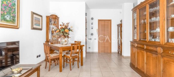 3-salle Appartement à Milan, Italy No. 241475 4