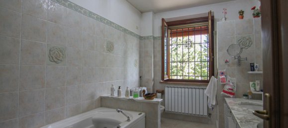 6 rooms Villa in Castiglione del Lago, Italy No. 104627 2