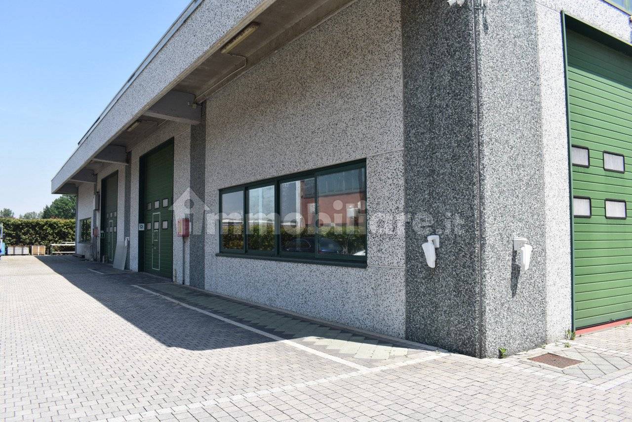 Almacén en Parma, Italy 390 m² No. 375522