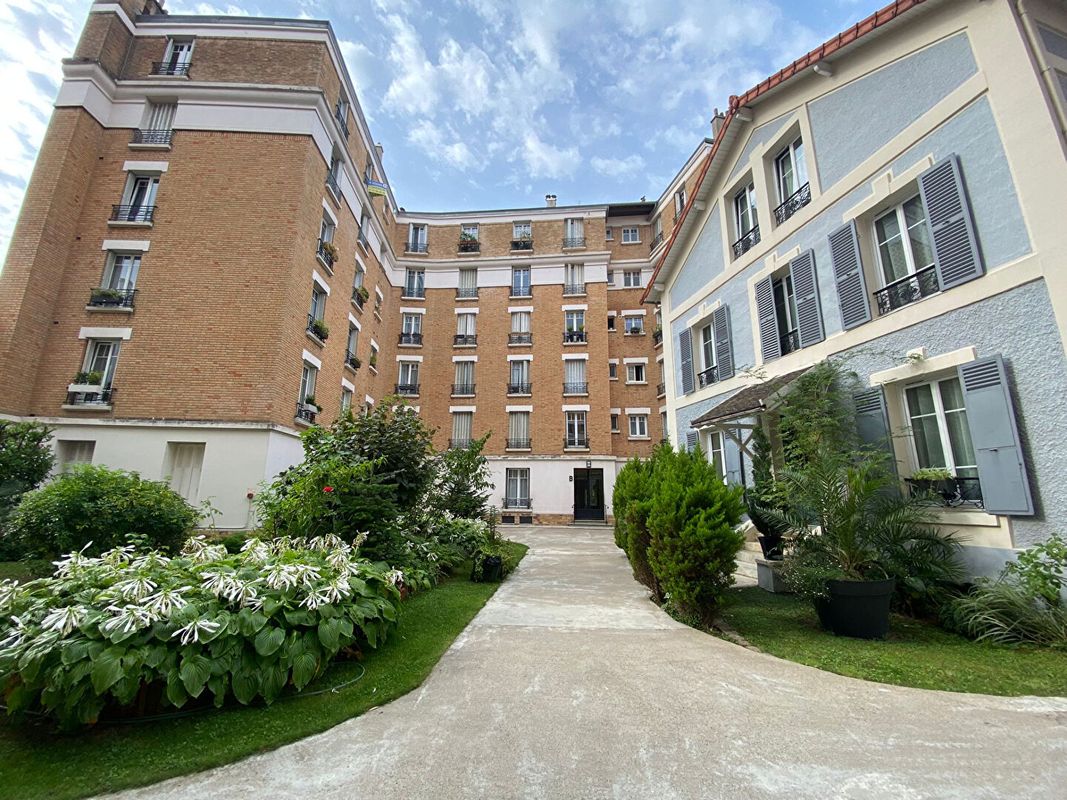 2 bedrooms Apartment in Courbevoie, France No. 176604