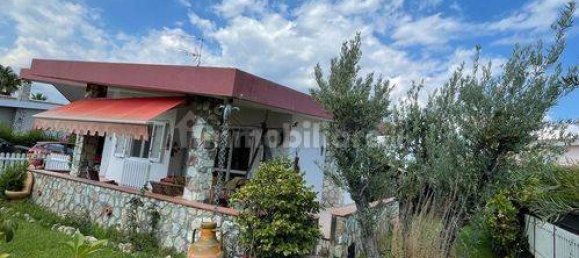 4 bedrooms Villa in Simeri Crichi, Italy No. 210467 2