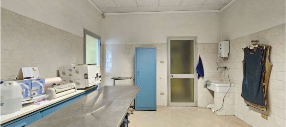 106m² Commercial property in Turin, Italy No. 158538 8