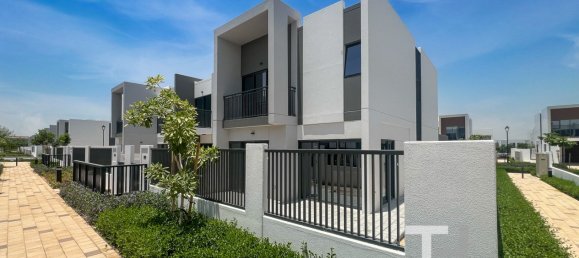 Moradia em banda T4 em Dubai Land, UAE N.º 28581 2