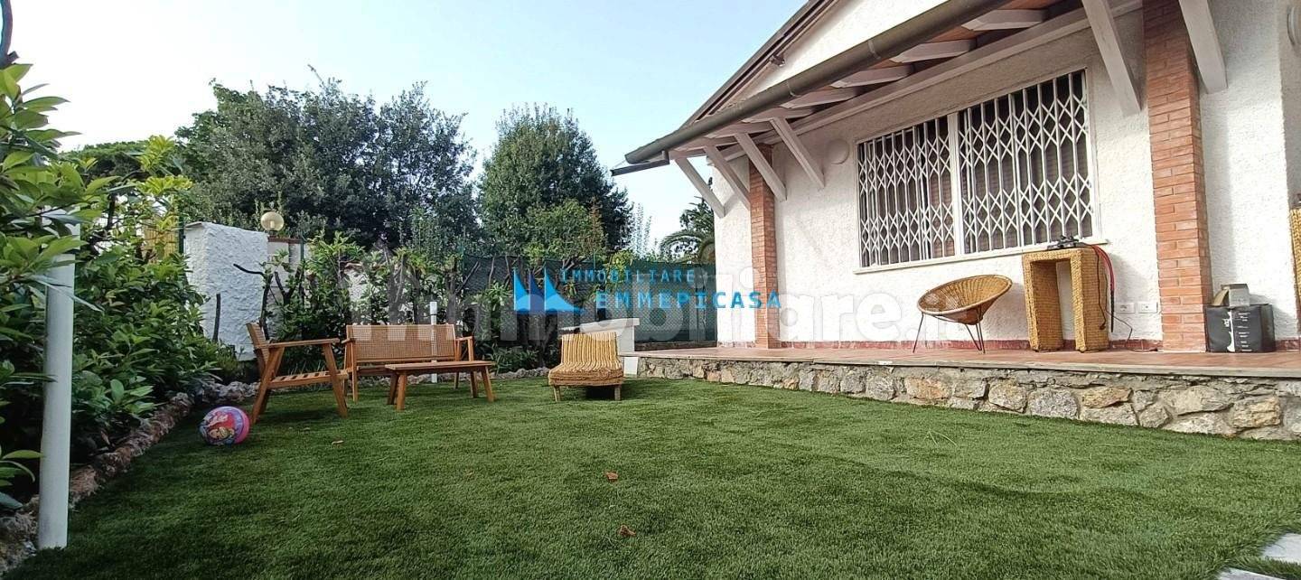 Casa de 2 dormitorios en Montignoso, Italy No. 215901