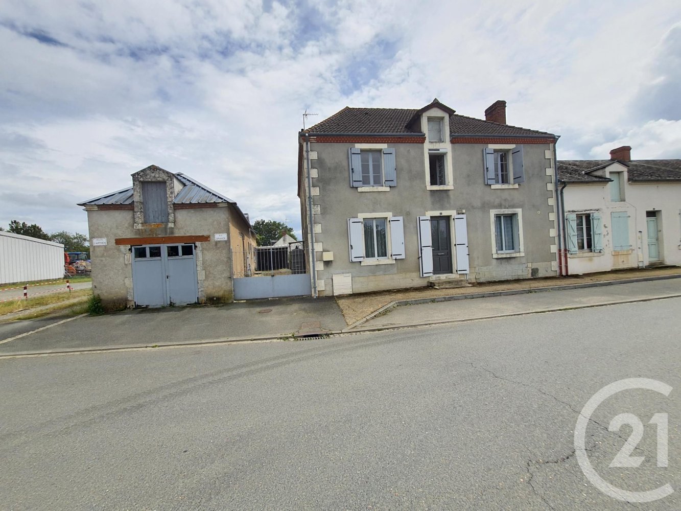 Casa de 5 dormitorios en Bouesse, France No. 270669