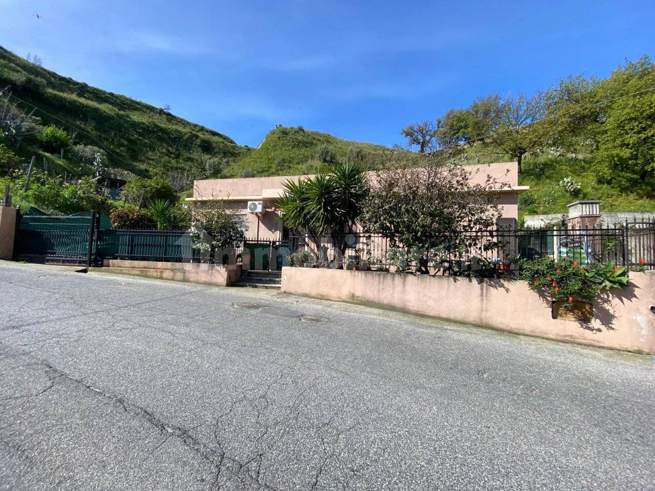 3 bedrooms Villa in Reggio Calabria, Italy No. 265903