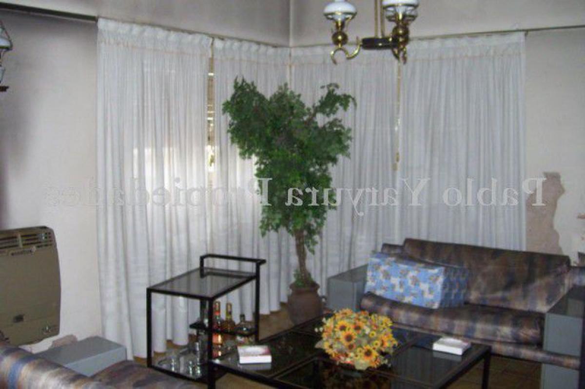 2 bedrooms House in Tres de Febrero, Argentina No. 19752