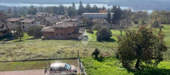 Квартира с 4 комнатами в Комерио, Италия № 179014 13