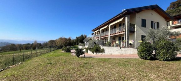 Квартира с 4 комнатами в Комерио, Италия № 179014 12