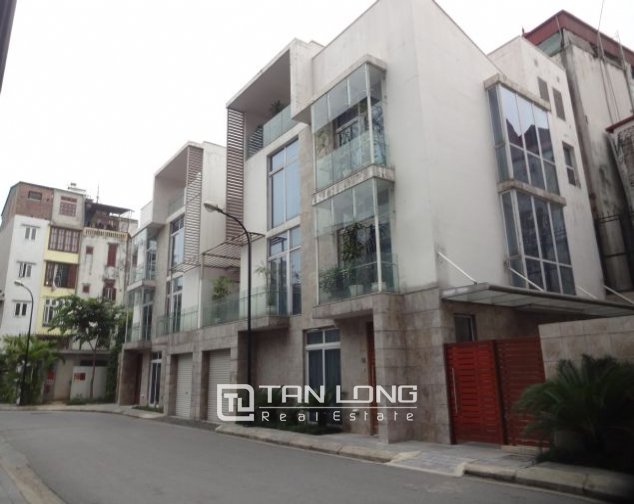 Villa de 4 dormitorios en Tay Ho, Vietnam No. 3563