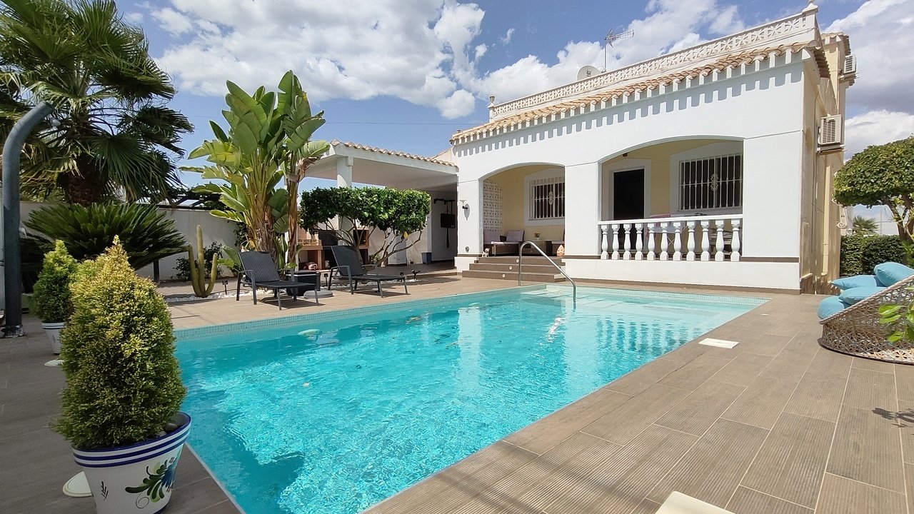 3 bedrooms Villa in Alicante, Spain No. 10637