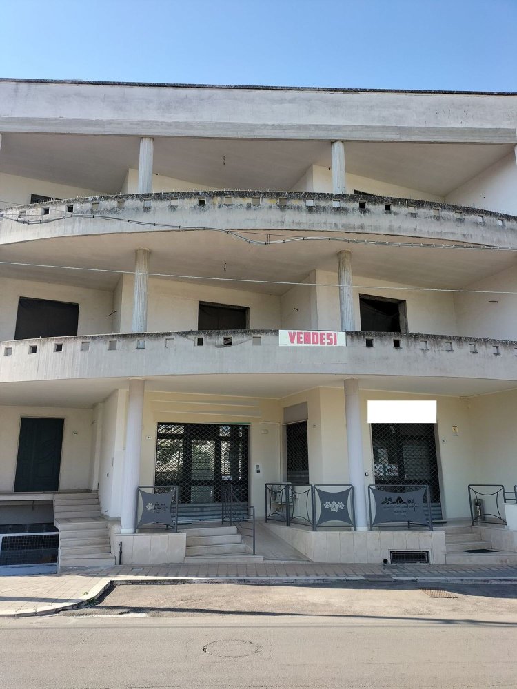 900m² Building in Aradeo, Italy No. 131228