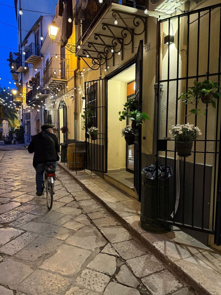 Propiedad comercial en Palermo, Italy 140 m² No. 327366