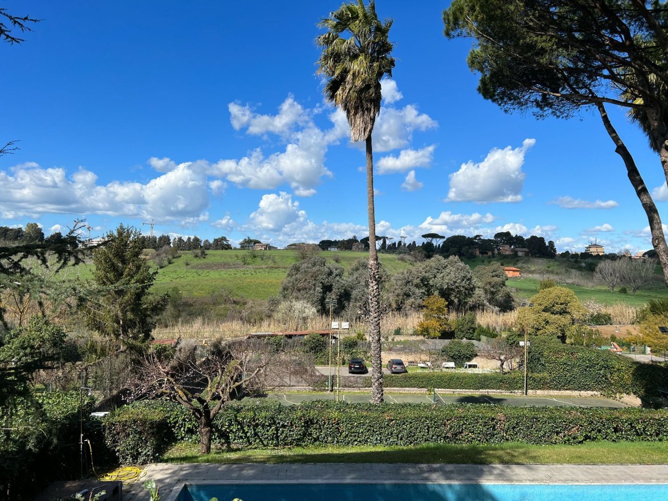 5 rooms Apartment in Rome, Italy No. 28237