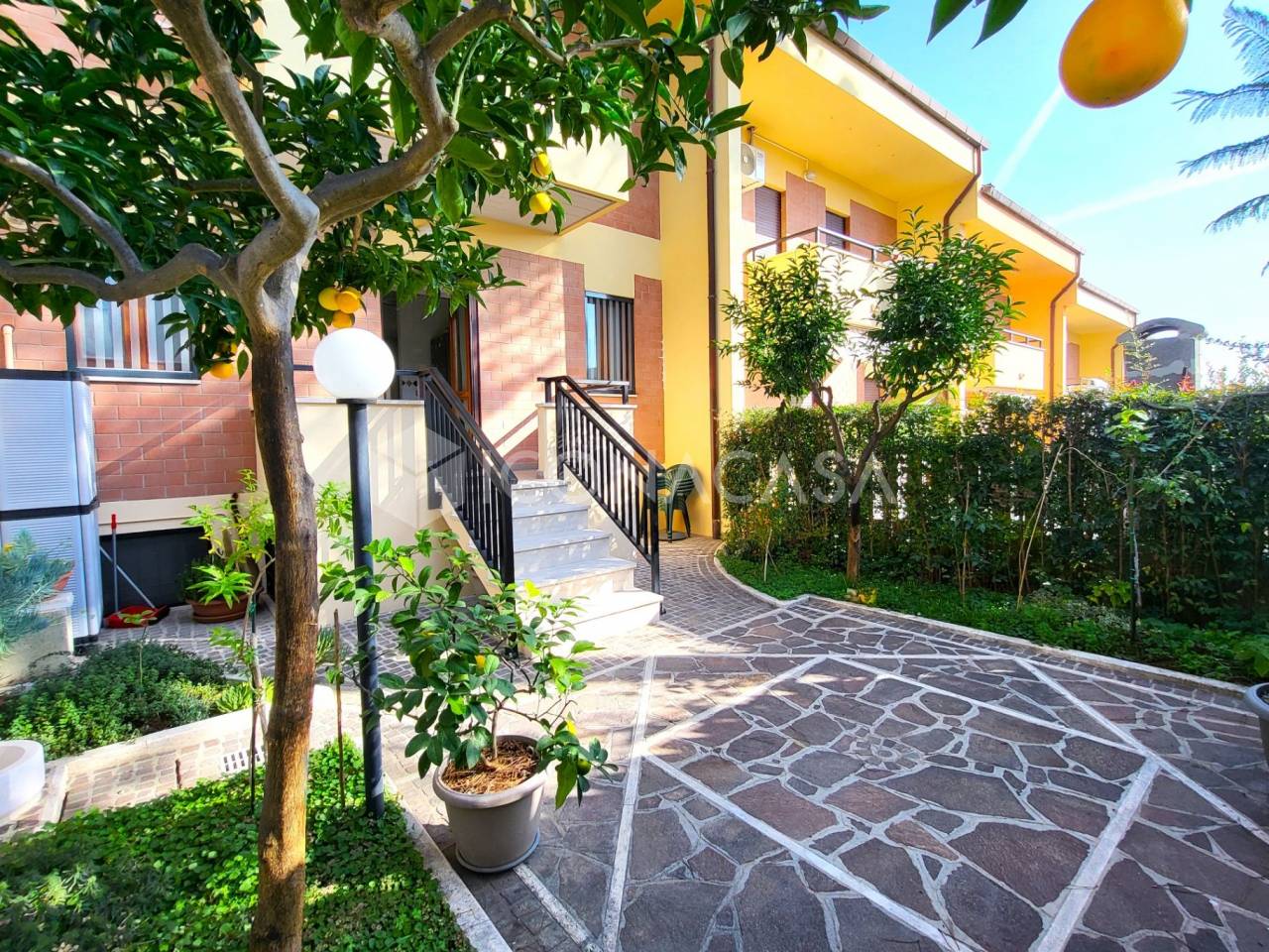 8 rooms House in Spoltore, Italy No. 29345